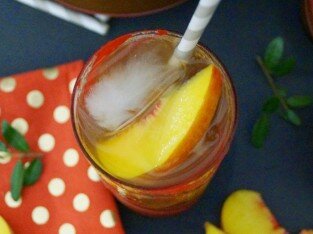 Trà đào mát lạnh tại M Café