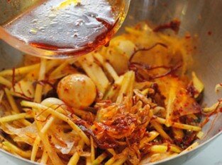 Thao tác trộn hoàn hảo với thau inox Kim Hằng