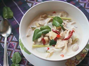 Canh chua cay gà nấu nước cốt dừa kiểu Thái