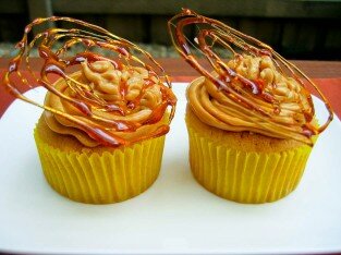 Tạo hình trang trí bánh bằng caramel