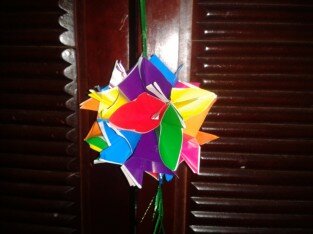 Lồng đèn giấy - Món đồ chơi lần đầu tiên con biết giữ gìn