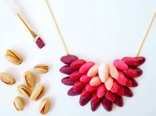 Vòng cổ xinh từ hạt dẻ cười