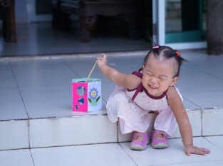 Chiếc Lồng Đèn Đầu Tiên Của Con & Mẹ