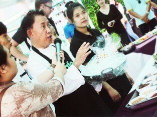 Vua bếp Martin Yan rút xương một con gà chỉ mất 18 giây!