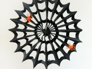 Làm mạng nhện trang trí Halloween không thể dễ hơn