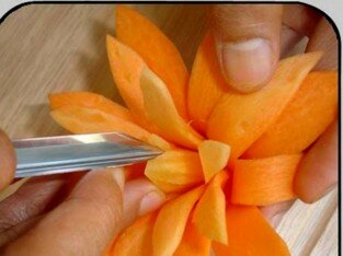 Tỉa hoa cà rốt đơn giản