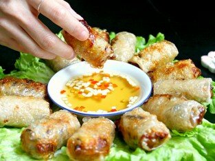 Mẹo cuốn chả giò đều đẹp, giòn ruộm