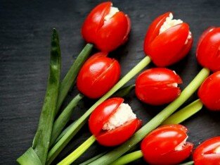 Tạo hình hoa tulip siêu xinh từ cà chua bi