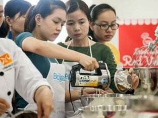 Học làm Red Velvet cuộn miễn phí cùng bếp trưởng bếp bánh 5 sao