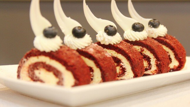 Nướng và trang trí bánh cuộn Red Velvet chuẩn 5 sao