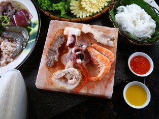 Vừa ăn vừa “tám” tại Làng Ngói Đá