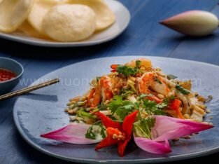 Trổ tài làm gỏi ngó sen tôm thịt chiêu đãi cả nhà