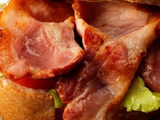 Làm mới cách chế biến món bánh mì kẹp thịt xông khói