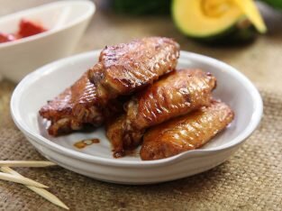 Cánh gà nướng chao đỏ đẹp mắt, lạ vị