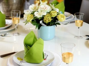 Trang trí bàn tiệc năm mới theo sắc xanh thời thượng 2017