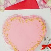 Tạo hình bánh ga-tô trái tim làm quà Valentine