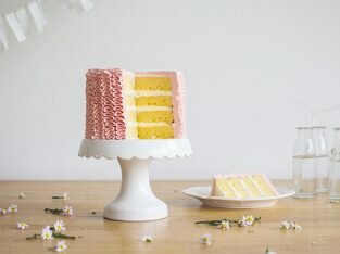 Bánh kem hồng phấn ngọt ngào cho tiệc sinh nhật