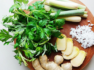 Tự làm nước ngâm chân thảo mộc trị đau nhức cực hay