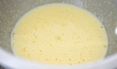 Lòng đỏ trứng sau khi được đánh tan.