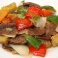 Những miếng bò thơm mềm thấm đượm gia vị ngon tuyệt. 