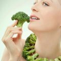 Nuôi dưỡng làn da trắng mềm với rau xanh