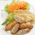 Món chả giò giòn rụm càng thêm hấp dẫn với nhân được làm từ sò đá.