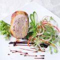 Gà nhồi rau củ sốt sô-cô-la