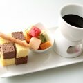 những miếng trái cây được nhúng với sô-cô-la nguyên chất