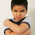  Bé lớp 3 đòi tự tử vì....kém điểm bạn