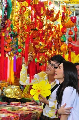 sao_di_cho_Ha_tri_quang_kim_hien_2 sao đi chợ Tết