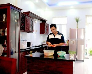 Quyền Linh chăm chỉ vào bếp nấu ăn cho cả nhà