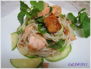 SALAD MỲ VỚI CÁ HỒI NƯỚNG VÀNG