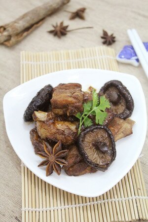 Sườn kho nấm