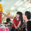 Ca sĩ Thùy Linh cùng mẹ sắm Tết con Rồng