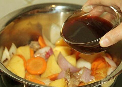Dùng rượu vang còn thừa để chế biến món ăn
