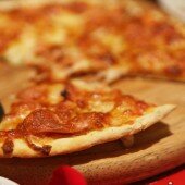 Pizza đế mỏng giòn tan