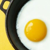 Bí quyết làm món trứng ốp-la với vòng tròn hoàn hảo