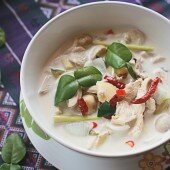 Canh chua cay gà nấu nước cốt dừa kiểu Thái