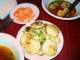 Bánh căn Phan Thiết có nước chấm đậm đà.