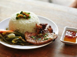 Cơm tấm sườn đúng điệu Sài Gòn tại 73 phố Hoàng Quốc Việt