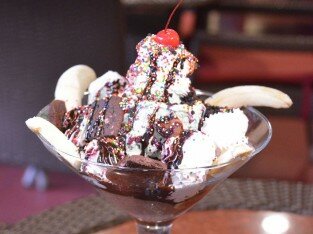 Cà-phê thơm, bánh ngọt ngon tại Cây Đa