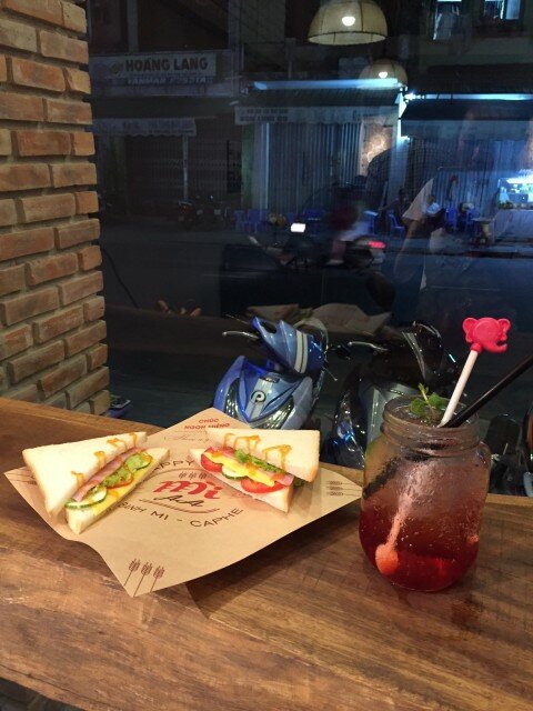 Thưởng thức bánh mì tại AA