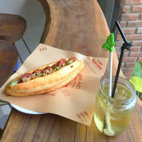Thưởng thức bánh mì tại AA