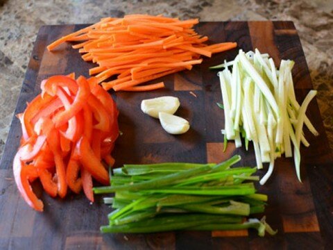 Cùng làm salad mì trộn chay