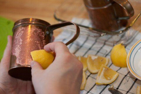 copper-cleaning-with-lemon