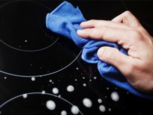 Lau sạch bóng mặt bếp hồng ngoại