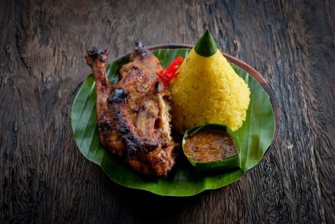 indonesian-grilled-chicken-with-yellow-sticky-rice