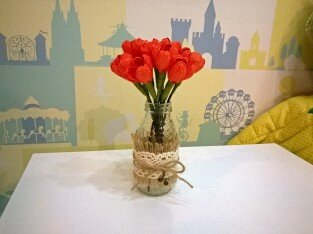 Góc bếp tươi tắn với lọ hoa tulip giấy xinh xắn