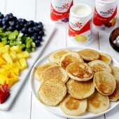Bánh pancake sắc màu trái cây