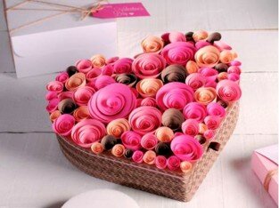 Trang trí hộp quà với hoa hồng giấy xoắn siêu đáng yêu